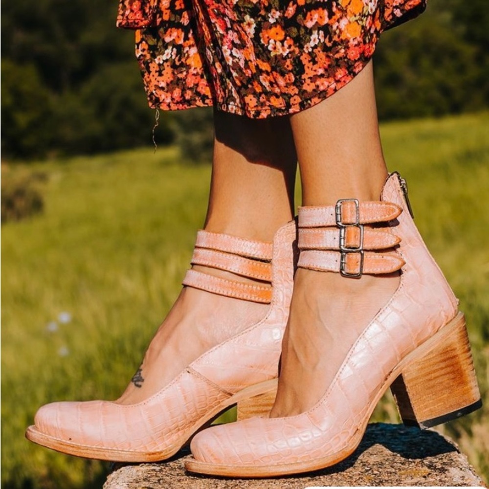 FREEBIRD Randi - Stylish Pink Croc-Embossed Women's Strappy Shoe.
